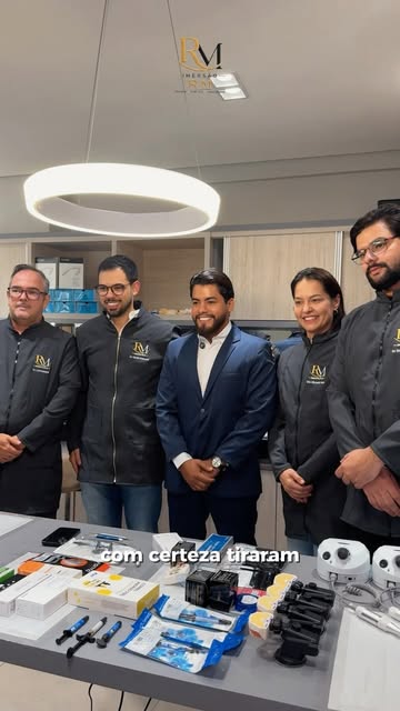 Dr. Rudney com participantes na bancada do curso