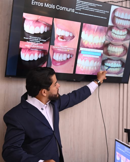 Dr. Rudney ministrando aula sobre estética do sorriso